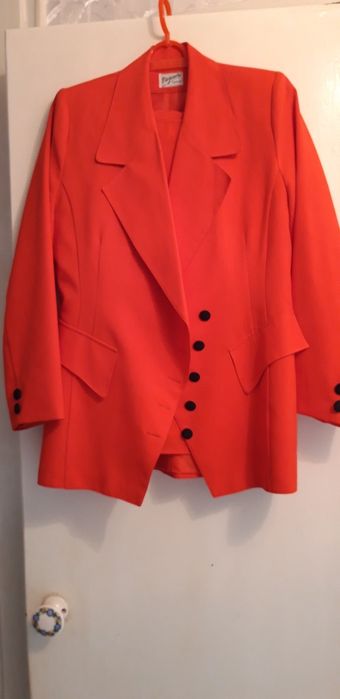 Продаю костюм женский нарядный, 46 размер