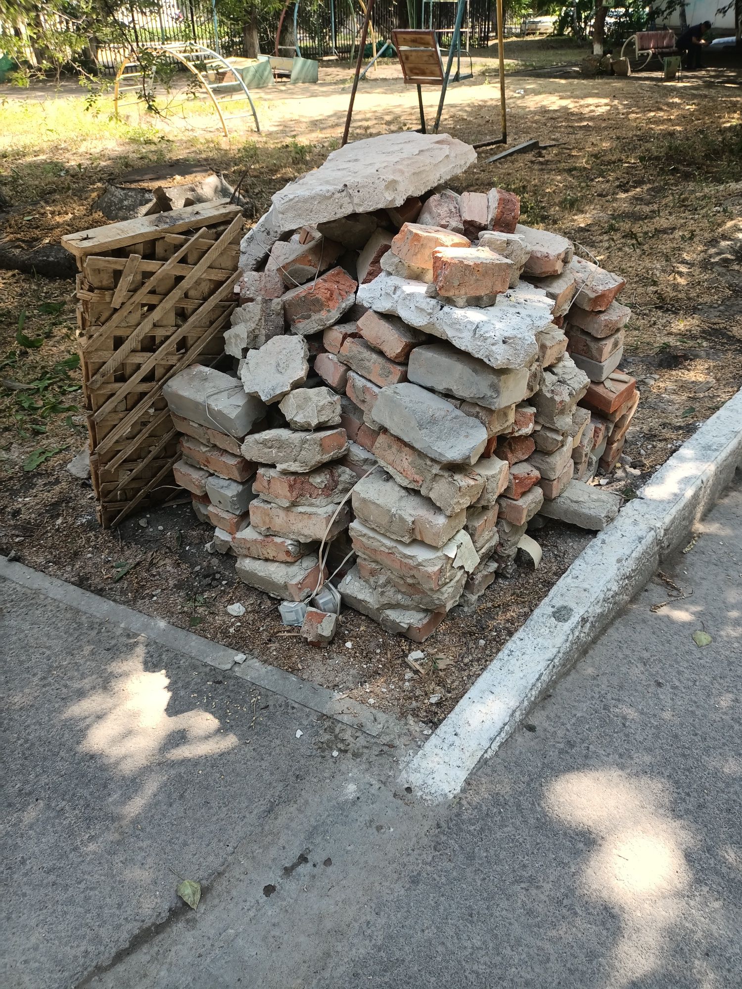 Кирпич отдам бесплатно