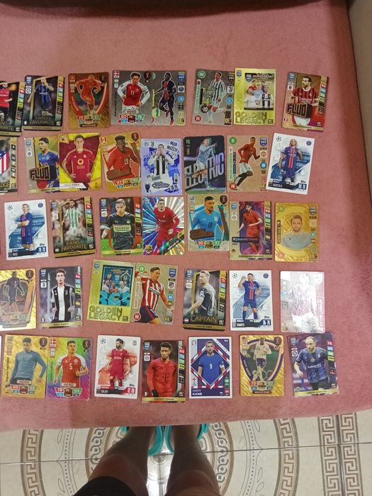 Vând cartonașe cu fotbaliști