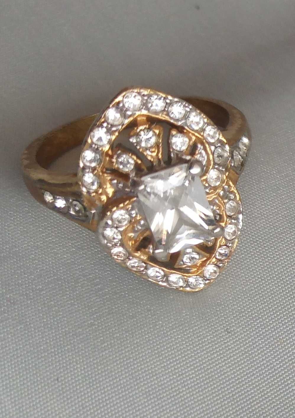 Шикарное кольцо с разными камнями.Размер 19.
