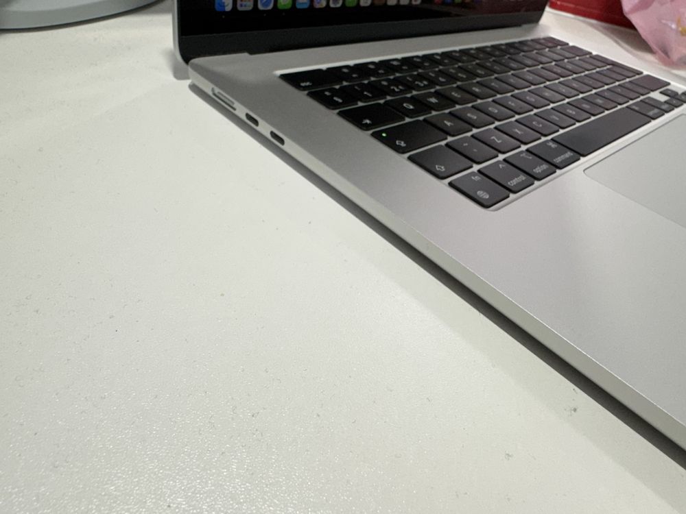 Macbook Air 15 2023 M2 8 cores, 8GB, 10 cores GPU
