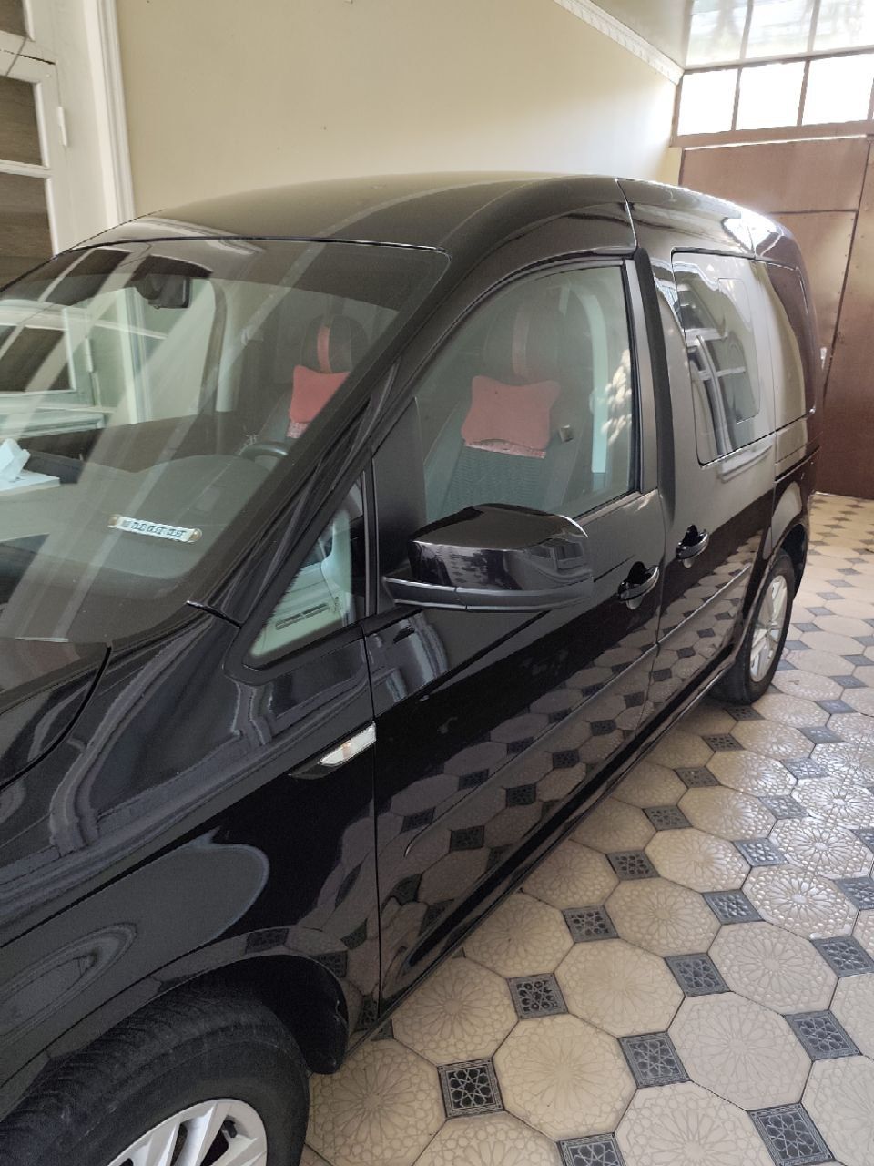 Volkswagen Caddy [black]