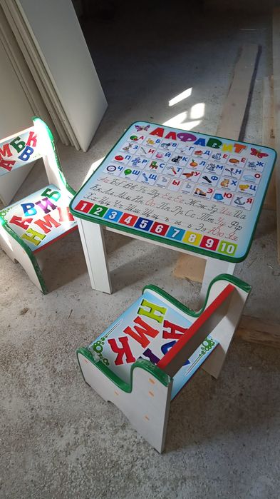 Детский столик +2 стульчика