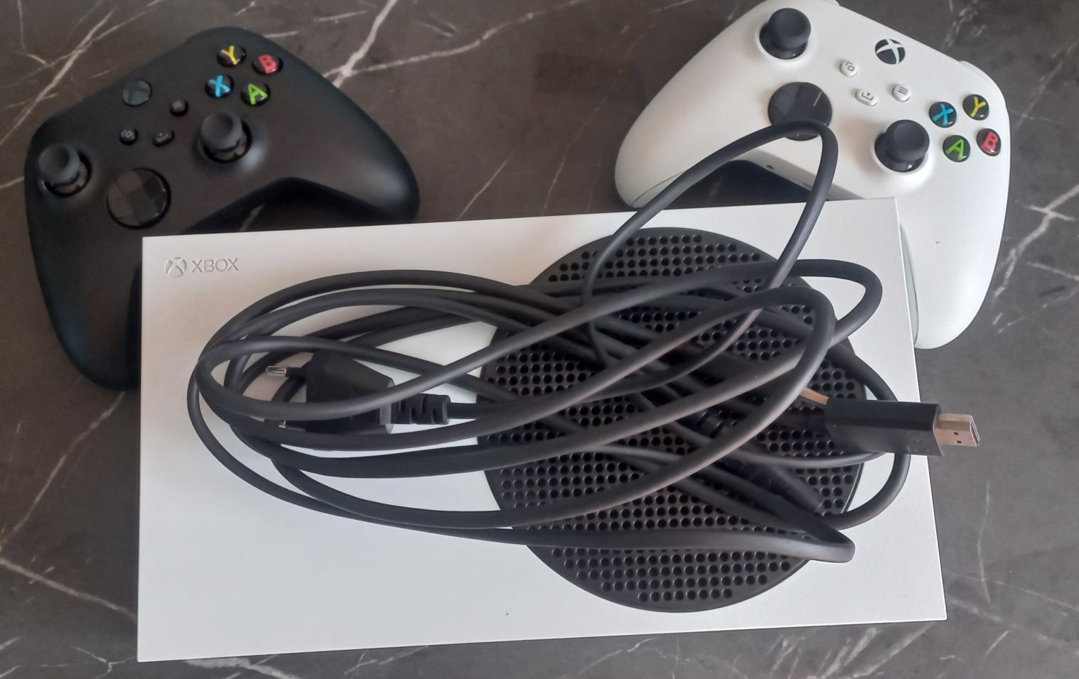 Vând xbox one series S ,cu 2 controllere