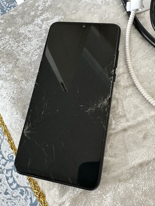 Huawei P30 Lite, 128GB, экран треснут, но работает отлично