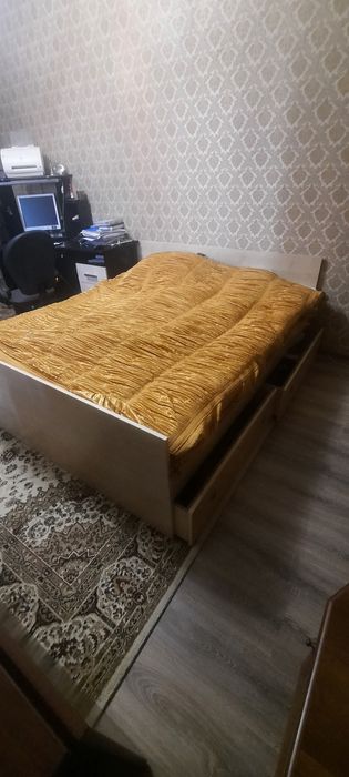 Кровать двуспальная с матрасом