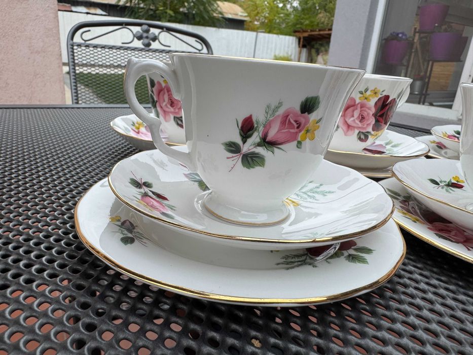 Винтидж английски порцеланов сервиз Gainsborough Bone China “Roses”