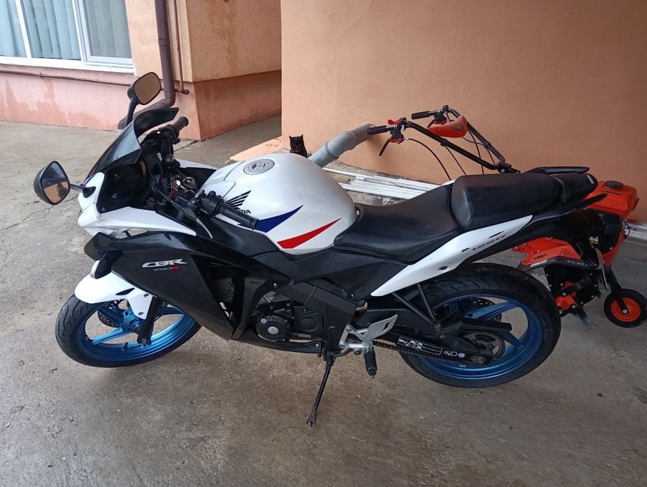 Motocicleta Honda Cbr125 Vand Sau Schimb cu Tractor tractoras de gazon