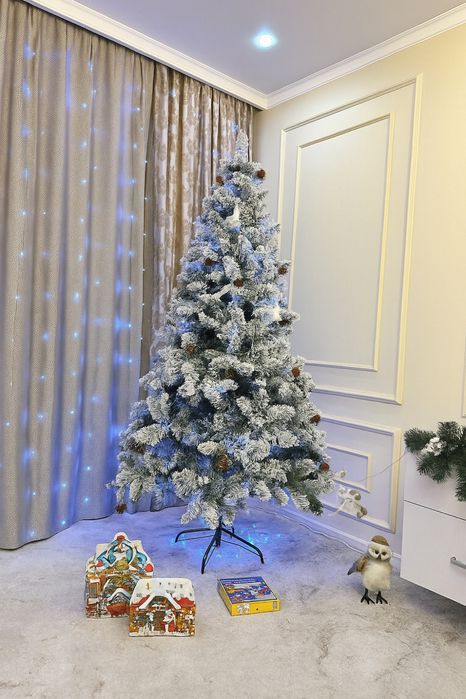 Ёлка заснеженная , новогодняя елка с шишечками