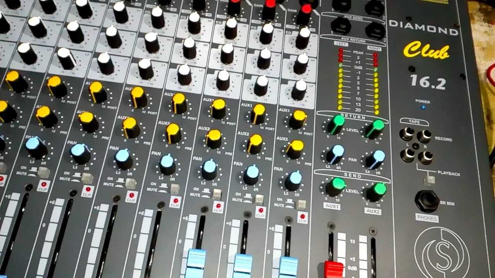 Mixer audio - Studiomaster Diamond Club - 12 Intrări microfon/linie