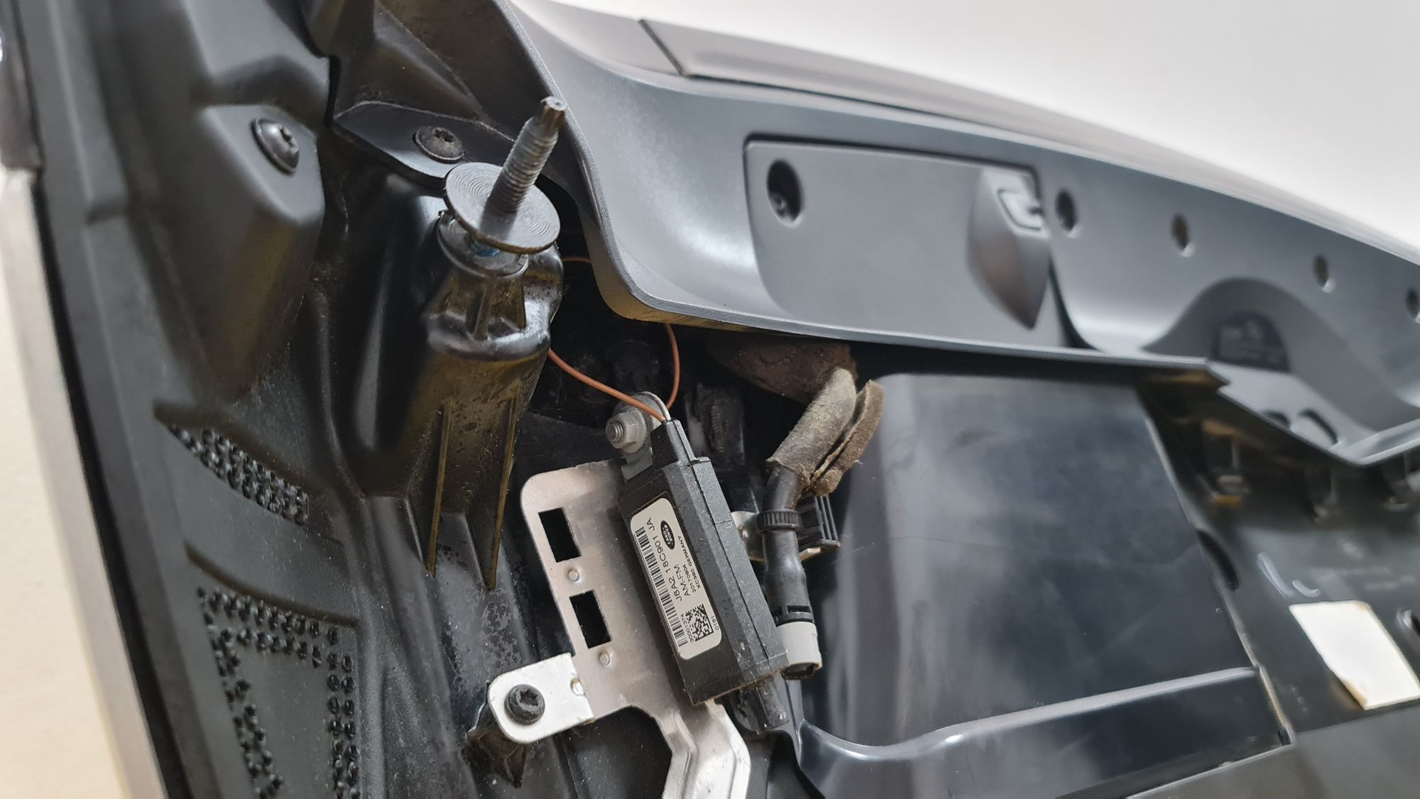 Spoiler plafon capota portbagaj hayon Land Rover Velar L560 complet