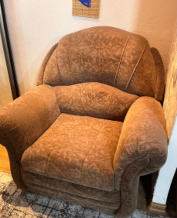 Кресло велюровое в хорошем состоянии