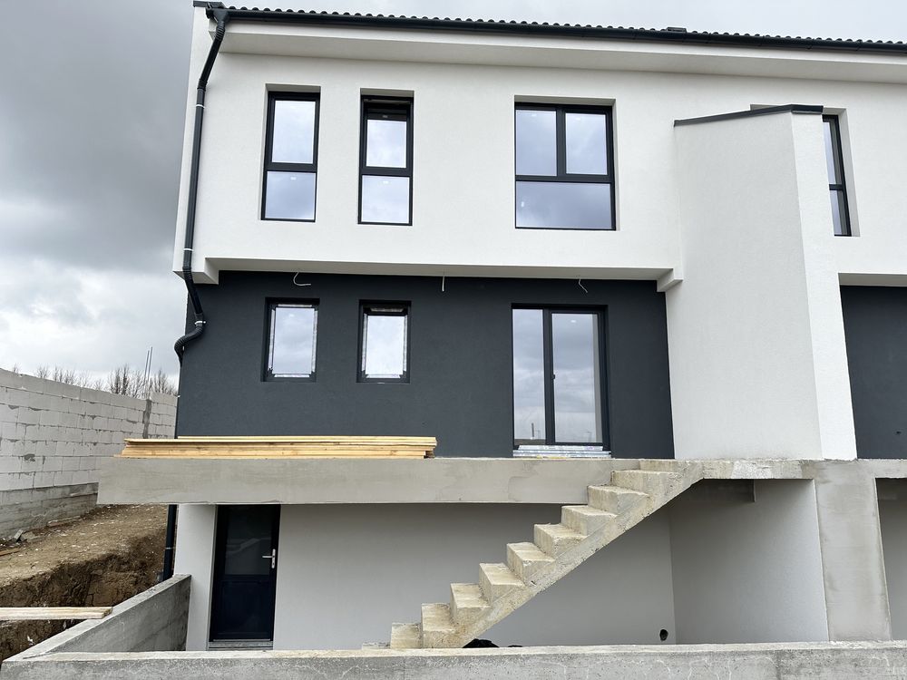 Vand CASA noua tip duplex cu PIVNITA