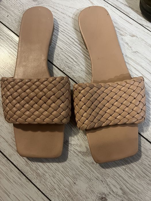 Отдам бежевые шлепанцы