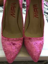 Vand pantofi catifea roz noi 38