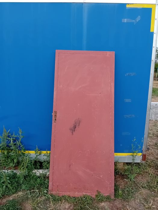 Ușa din metal și panou