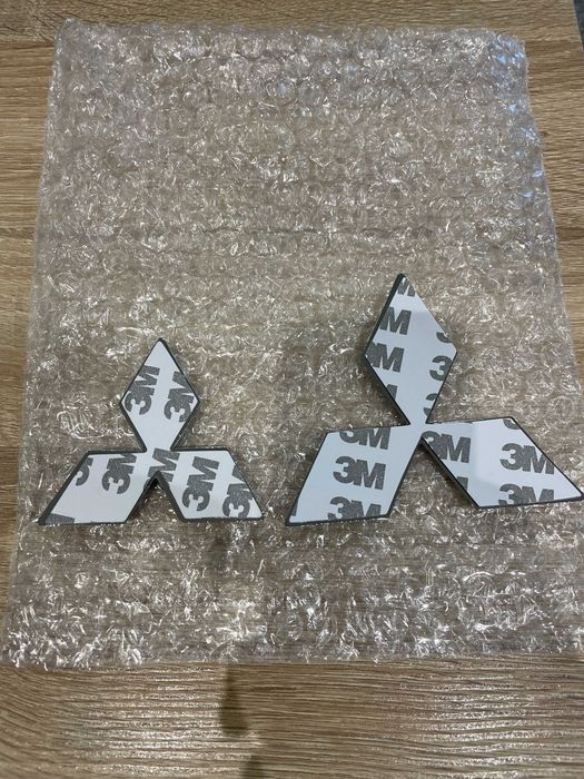 Емблема Mitsubishi Митсубиши червена сребърна