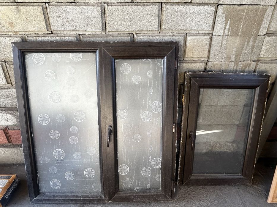 Окны в коричновым цвете в хорошем соосточягипе