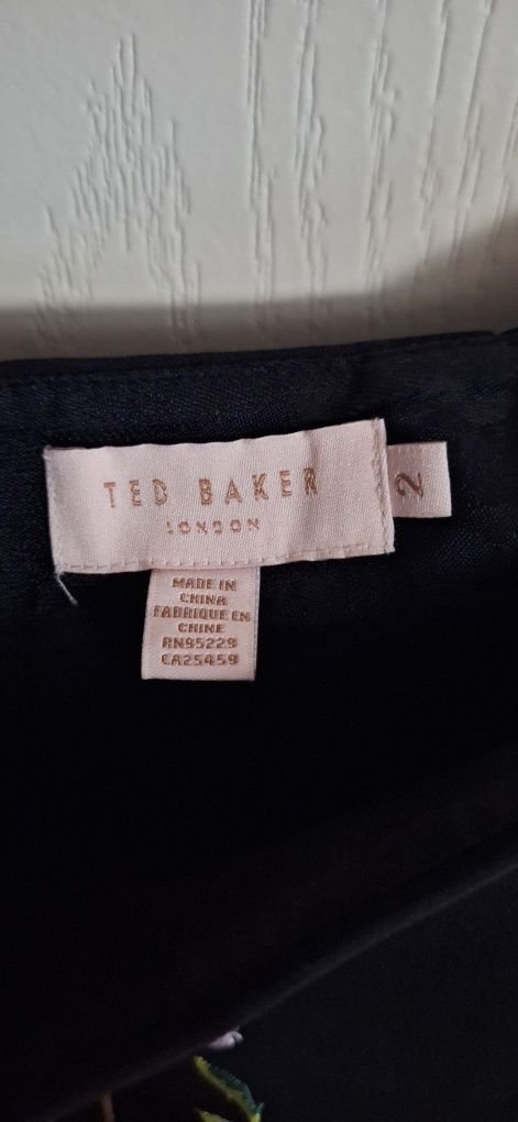 Нова пола Ted Baker, без етикети
