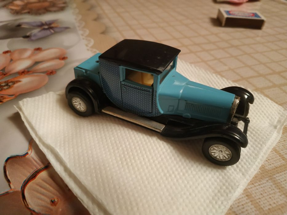 Продаю игрушечную машинку   синего цвета китайская.