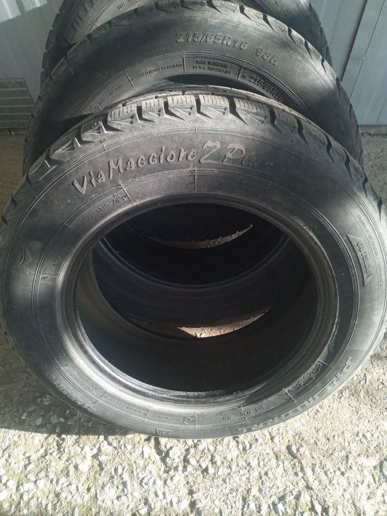 Продавам зимни гуми с размери 215/65 R16.