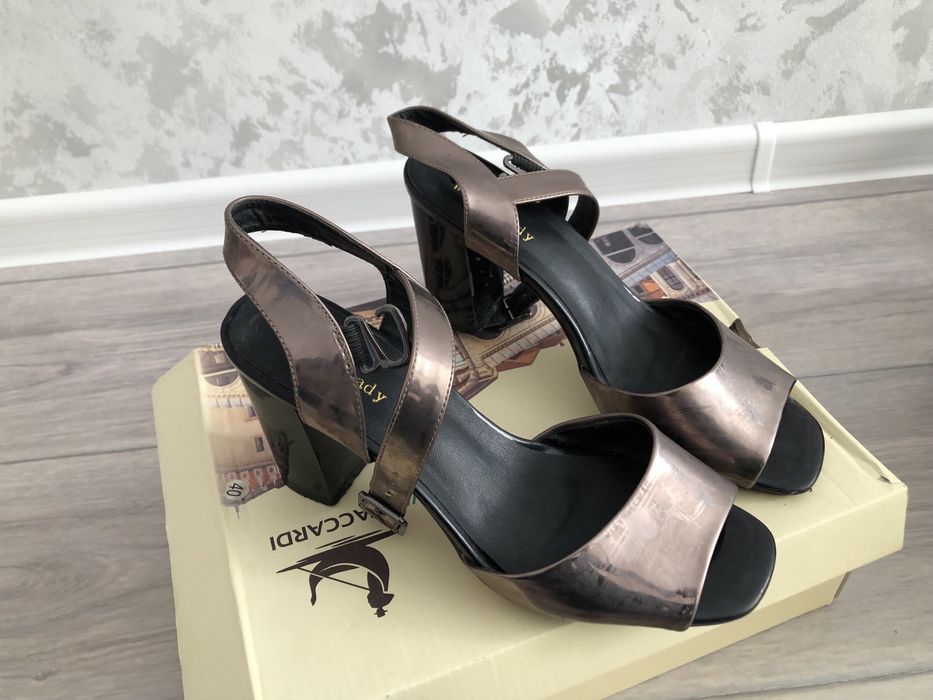 Аяк киимдер сатылады