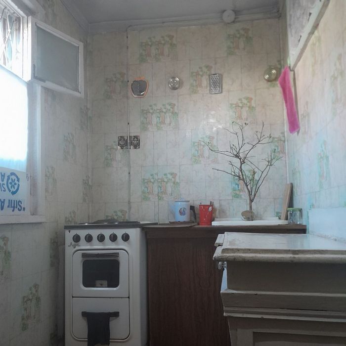 1 ком квартиру Спутник 8.  2/2 среднее состояние 32 м2 в деревянном