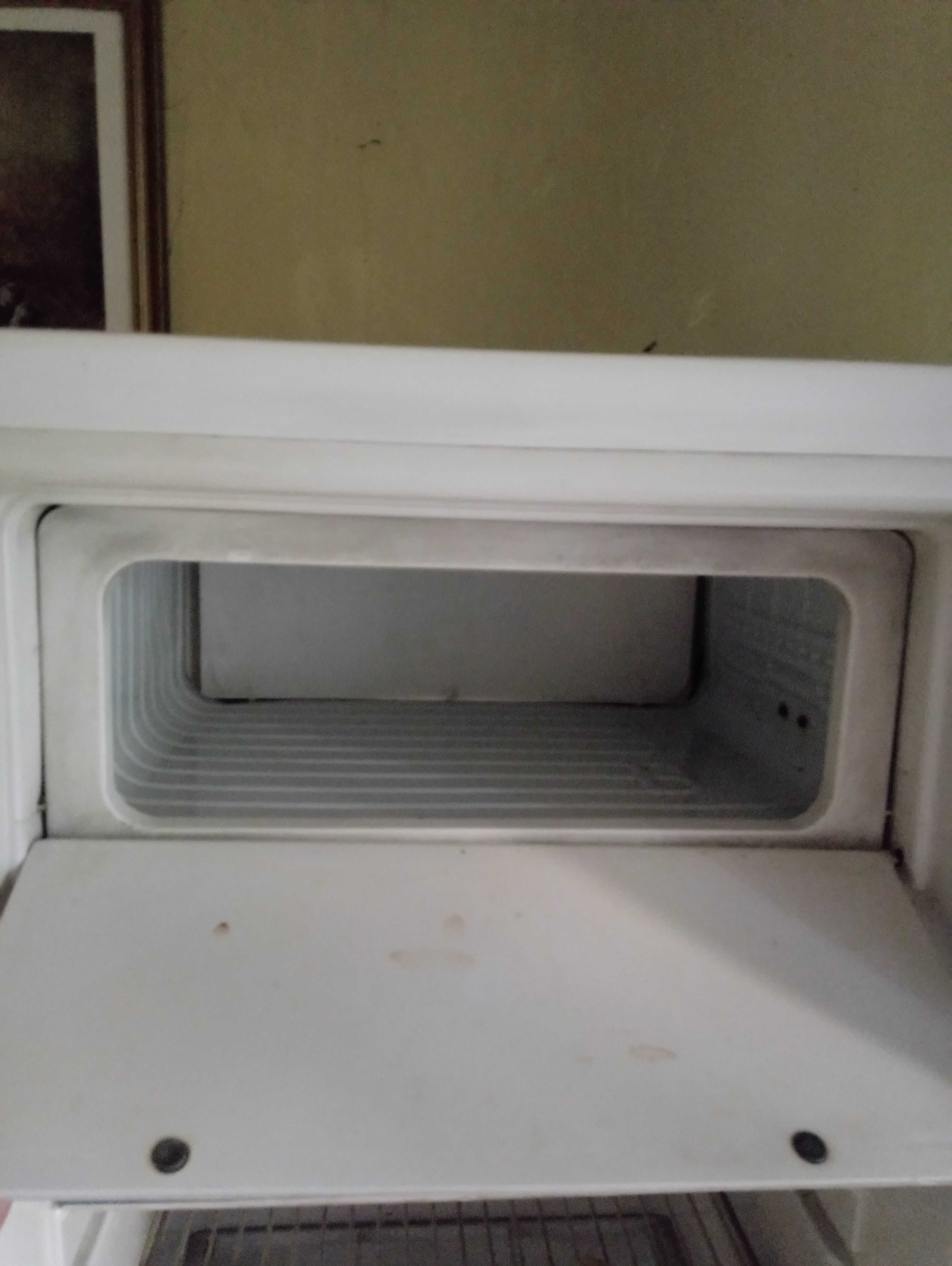 Стар хладилник Бирюса-2