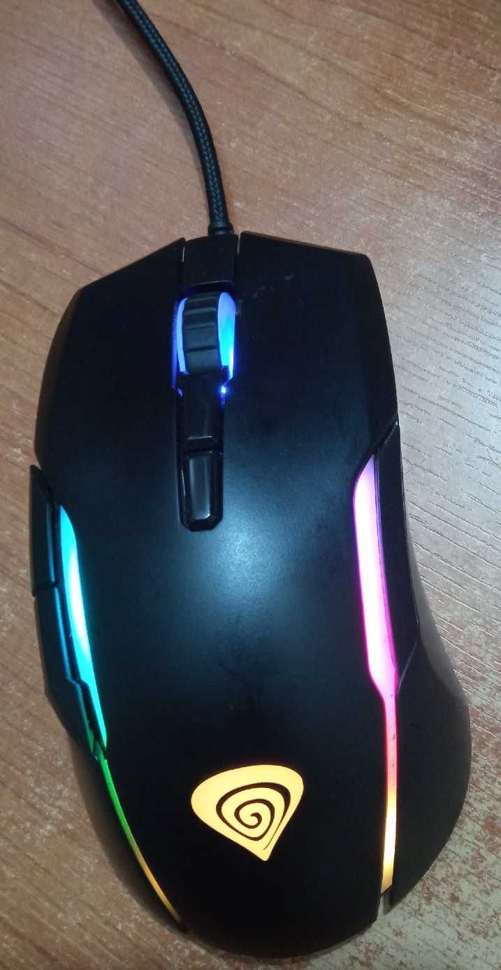 Vand Mouse Gaming Genesis Xenon 220  cu fir mufa USB si Iluminare RGB