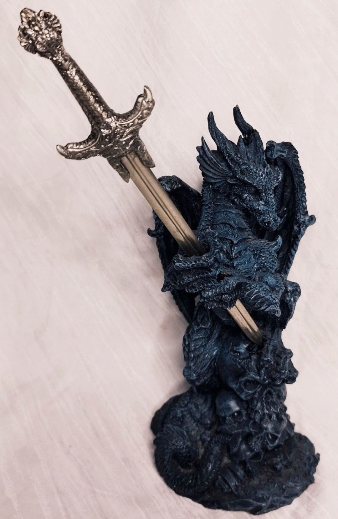 Statueta decor Dragon cu Sabie (Game of Thrones) din rășină acrilică,