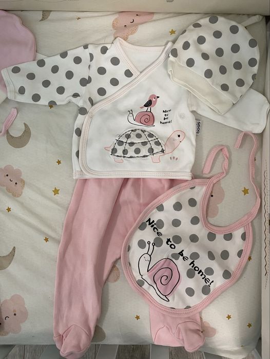 Комплект за новородено, ръкавички, терлички и шапки