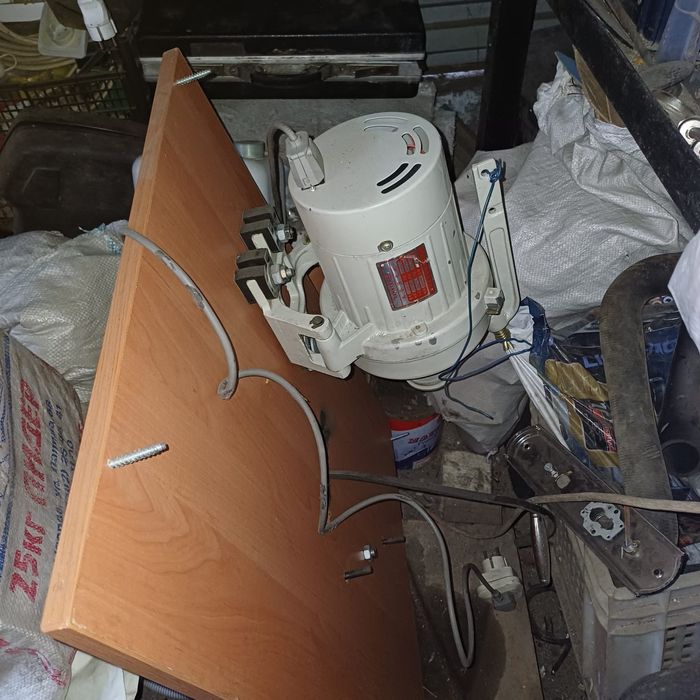 Продам оверлок на запчасти