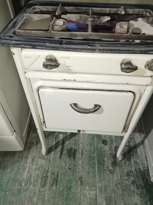 Двух комфорни газовая плита рабочая продается.