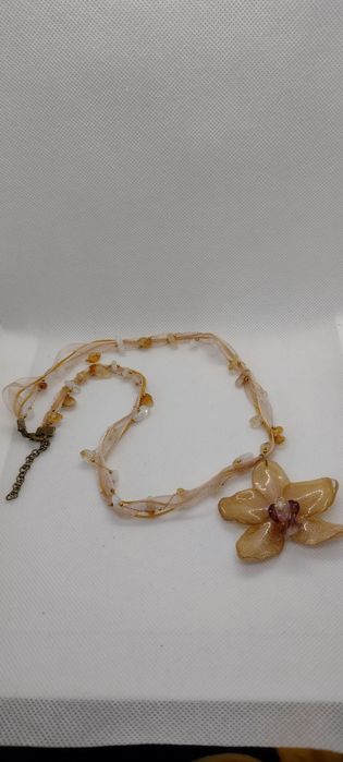 Колие с естествен цвят на орхидея.  Дължината е максимално 30 см