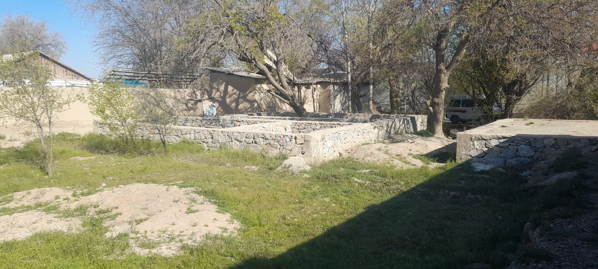 Vokzal faqat fundament qurilgan uchastka