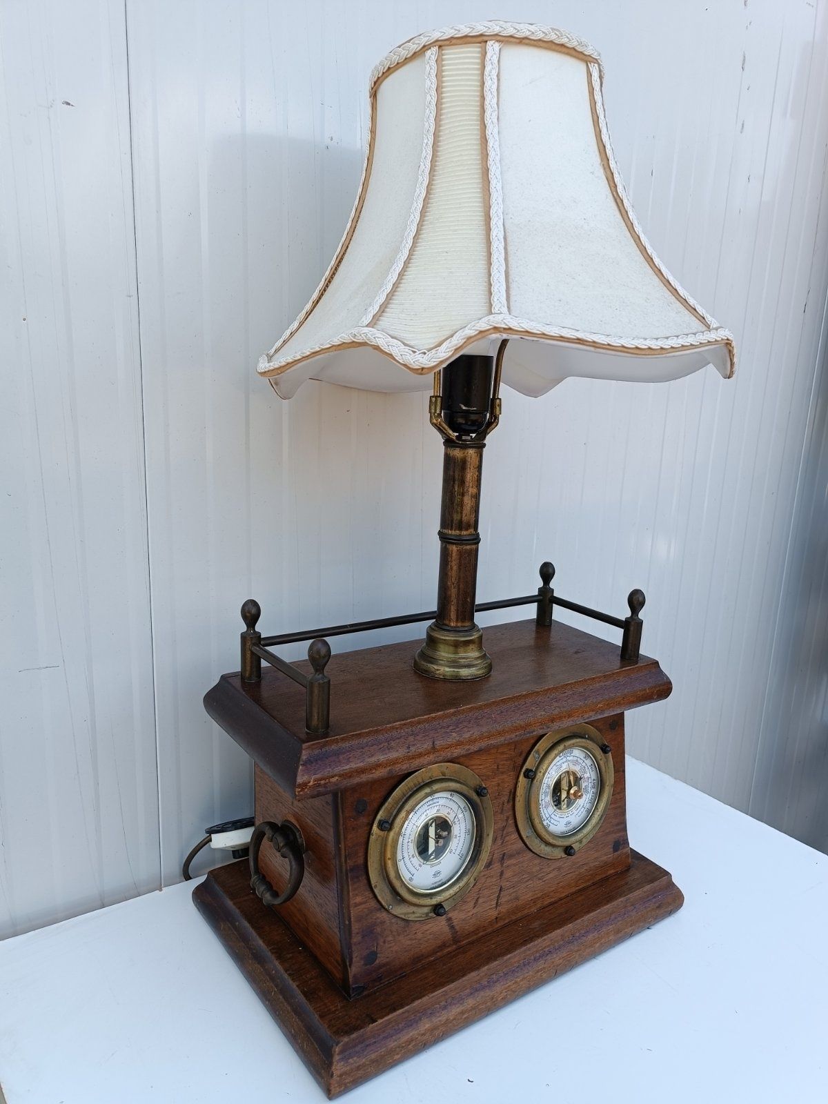 Уникалда настолна лампа с кутия с бронзови морски измервателни уреди