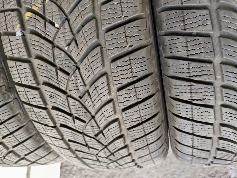 Зимни гуми спорт-пакет Гудиър 235/55 и 255/50 19цола