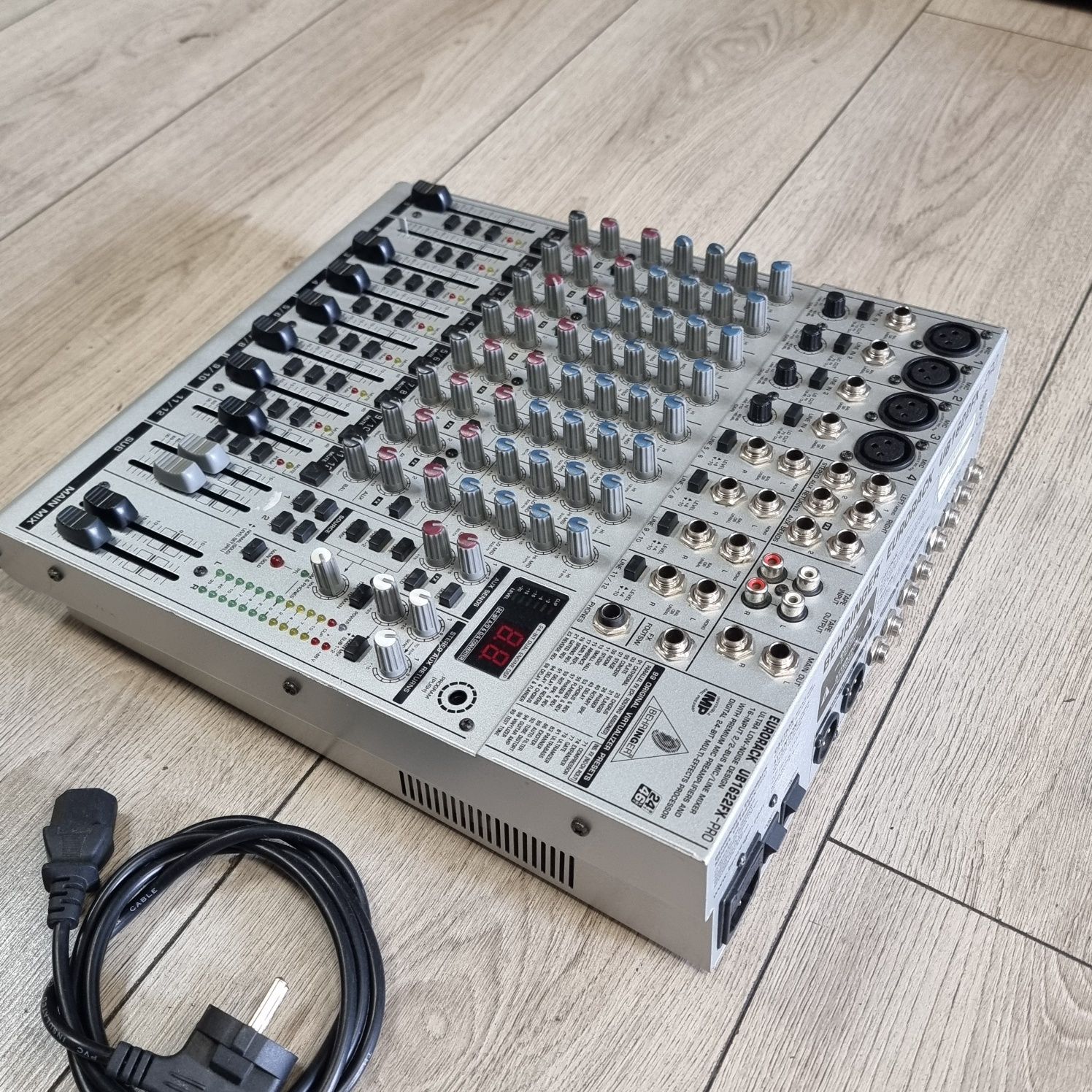 Amanet F28: Mixer Behringer Eurorack UB1622FX-PRO