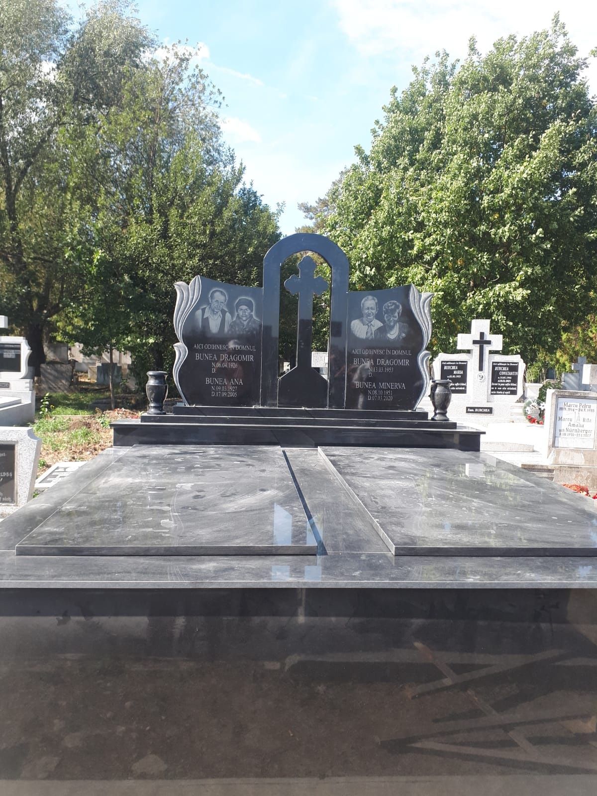 monumente funerare granit marmura.cavouri capace mormant