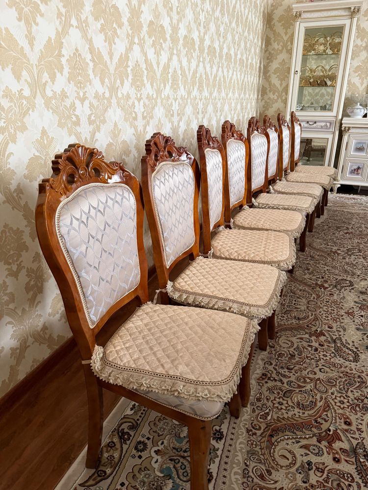 Продается Стол и стулья
