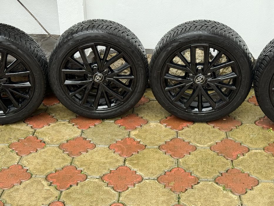 Jante Toyota cu anvelope de iarna Nokian R17
