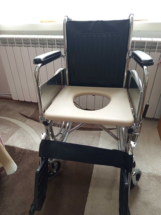 Scaun cu rotile si vas de toaleta