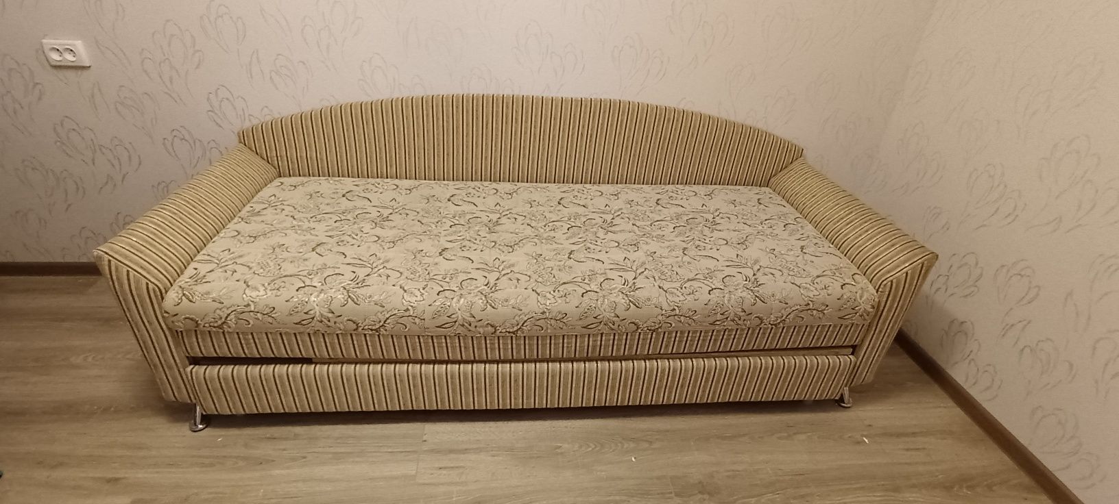 Массивный диван. Отличное качество