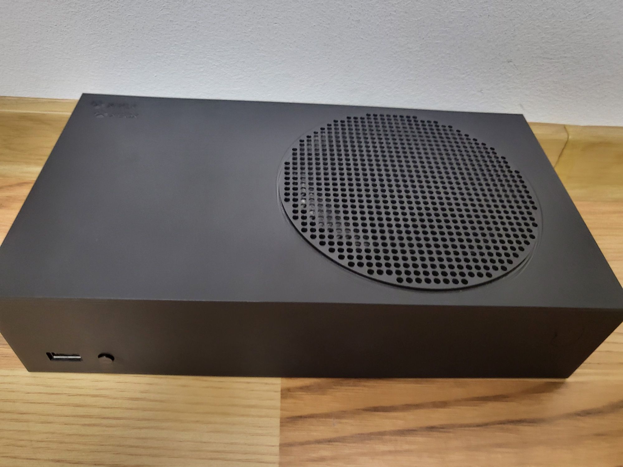 Vând xbox seria s 1tb cu două controlăre