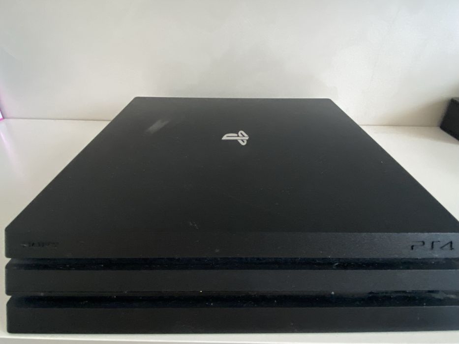 Продаю PlayStation 4 Pro вместе с джойстиком
