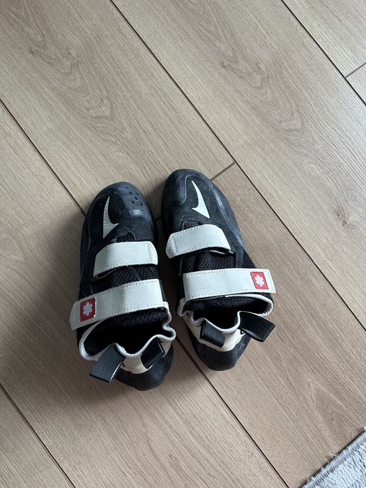 Скальники и мешок для магнезии