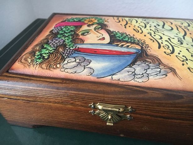 Cutie / Caseta veche de bijuterii din lemn pictata manual