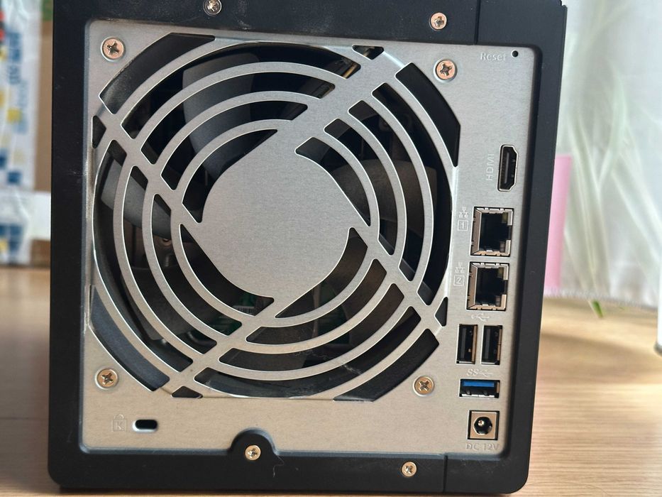 NAS QNAP TS451+, 16Gb RAM, fara hard disk-uri, HDMI+Telecomanda