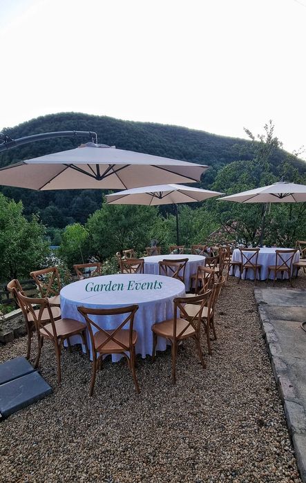 Umbrele de inchiriat mese cocktail mese scaune ghirlande luminoase