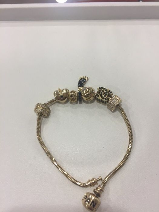 Vand brățara Pandora